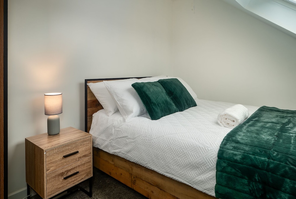 Immaculate 5-bed House in Leeds view 3