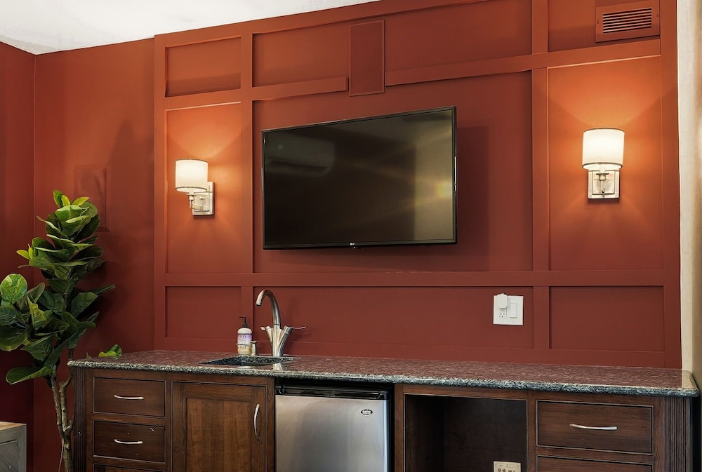 River West Modern 4-bd Home With Patio Balcony