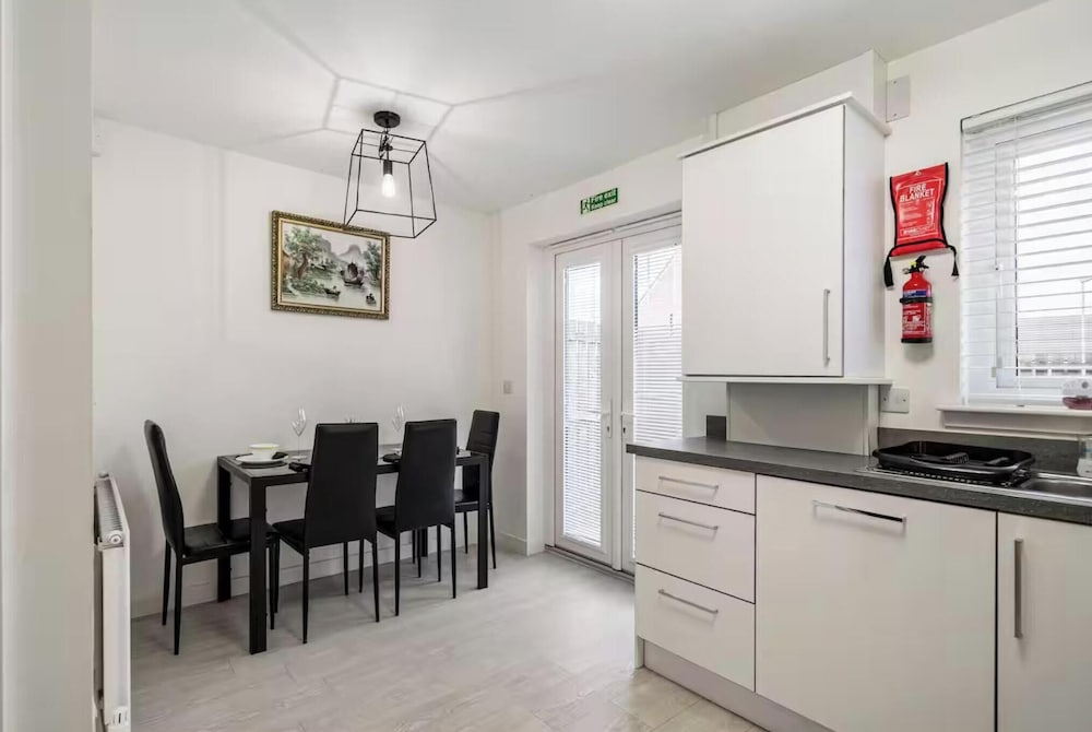 Charming 3 Bed Home in Stepps, Glasgow - Garden & Patio