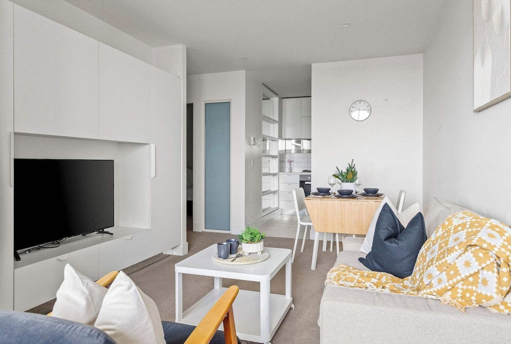 A Modern & Cozy 2BR Apartment With City Views