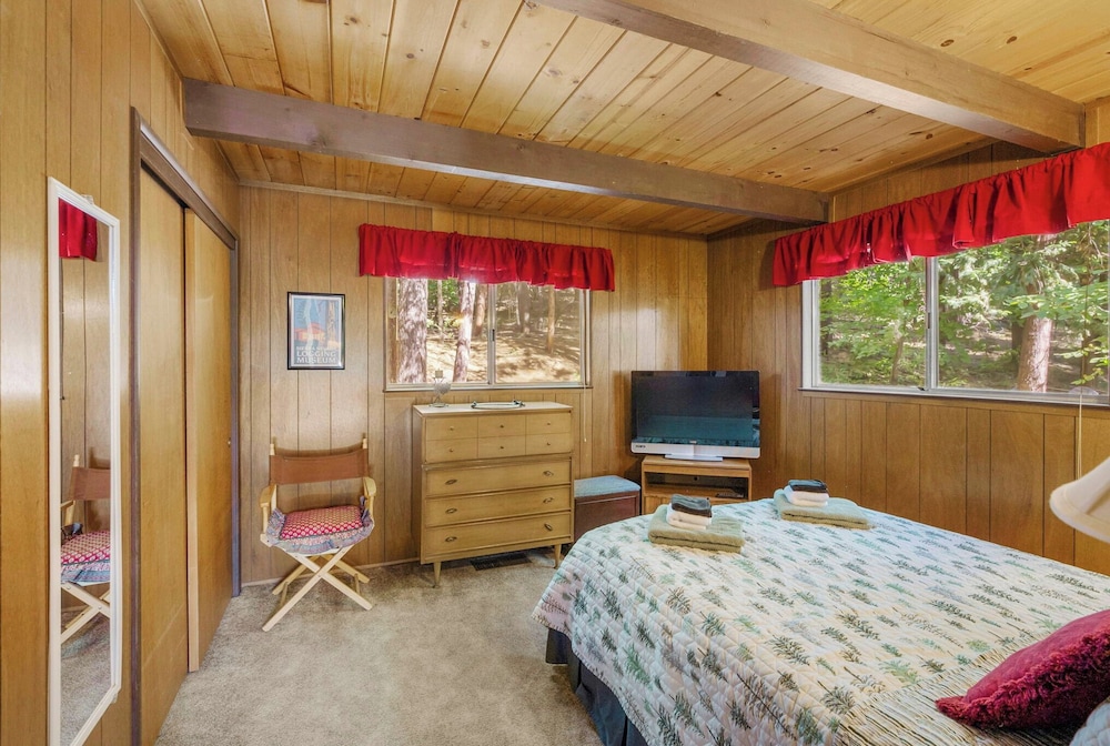 Walk to Fly-in Lake: Blue Lake Springs Cabin!