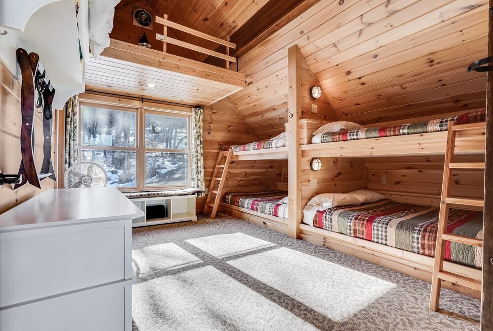 Straight From The Heart 3 Bedroom Cabin by RedAwning view 5