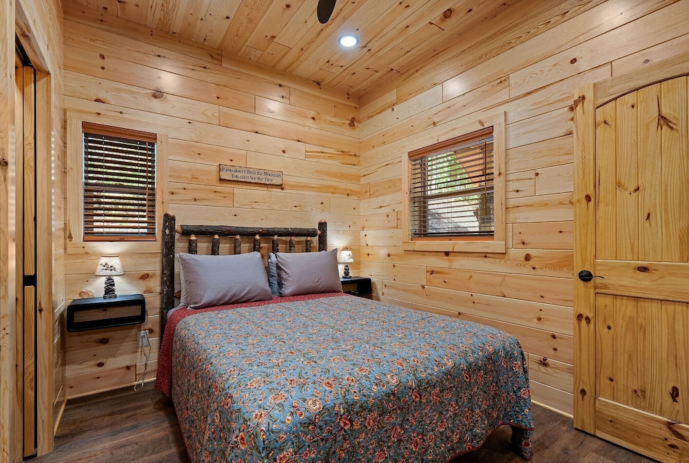 Cabin On A Hill 2 Bedroom Cabin