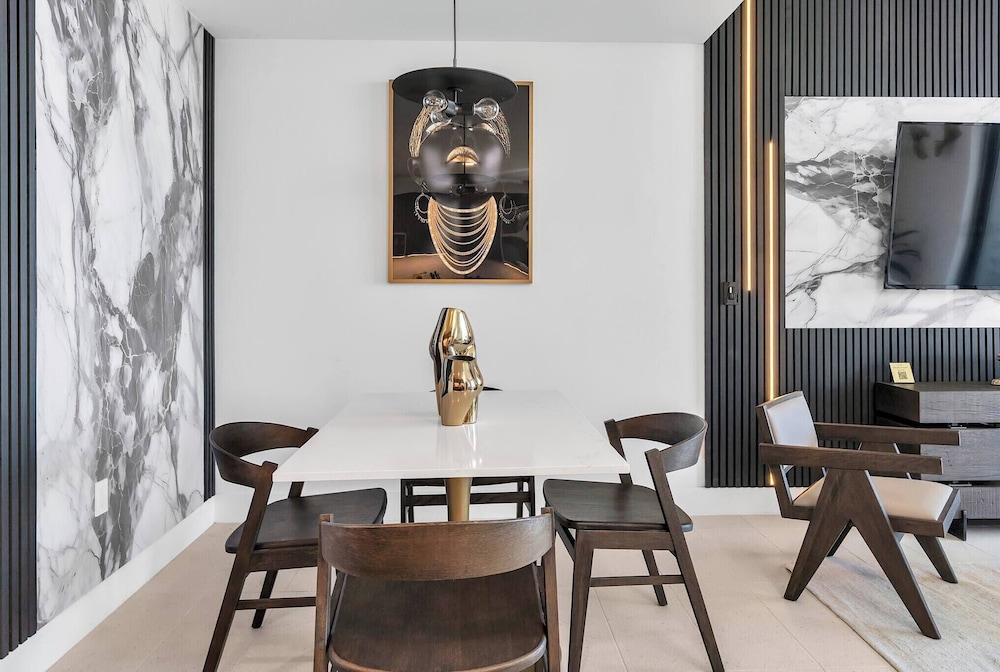 Luxury 1BR Penthouse, Bay & City Views Downtown