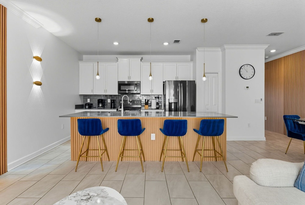 Chic & Fun Family Stay 10 Mins to Disney
