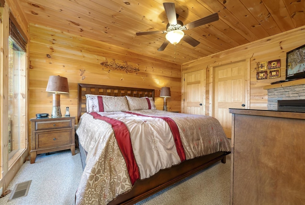 A Suite Mountain View - 4 Bedrooms, 4 Baths, Sleeps 12 Home by RedAwning