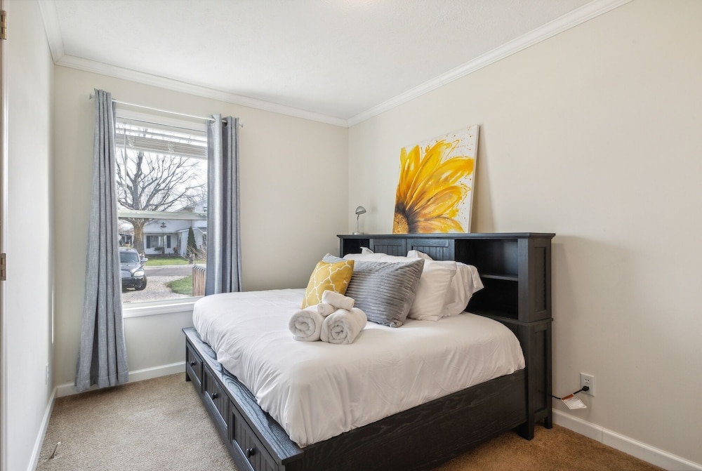 Sunsets & Serenity: Port Clinton Waterfront Stay 3 Bedroom Home