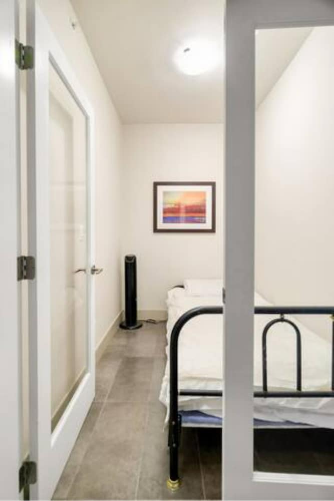 Scenic 3BR Penthouse Suite - Image 5