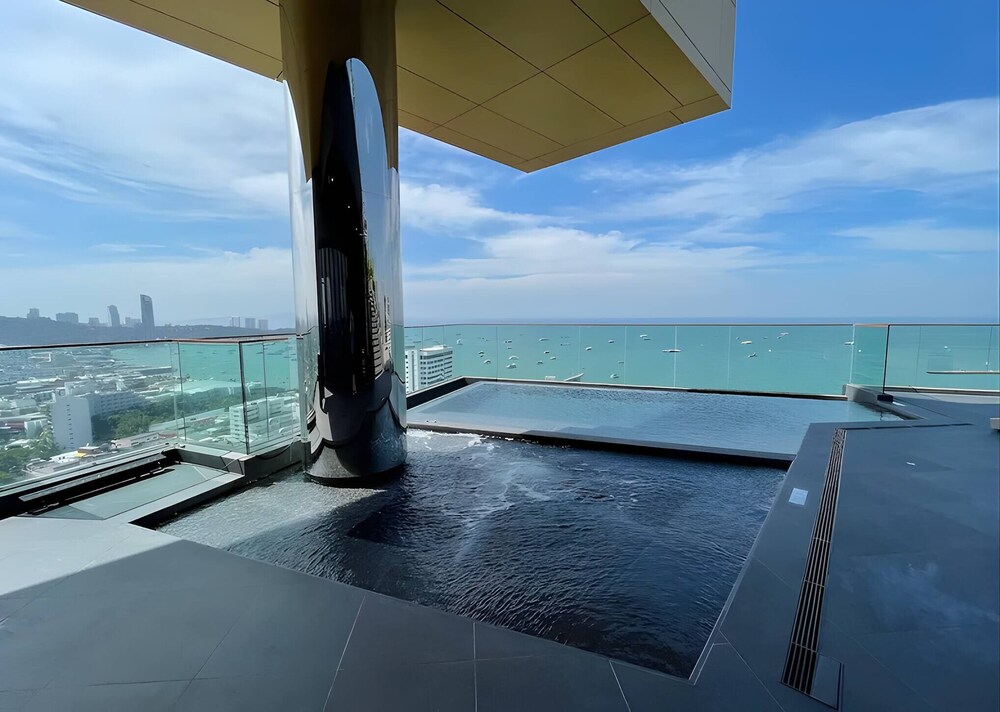 Elegant Room With Roof Top Pool - Best In Pattaya