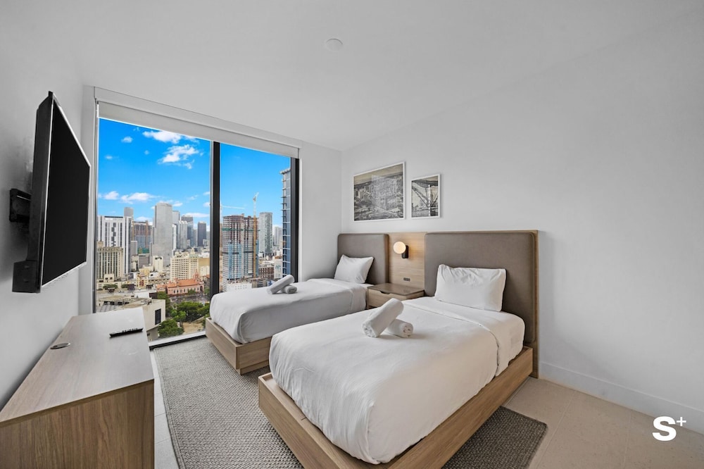 Luxury Downtown 2 BR with Skyline View