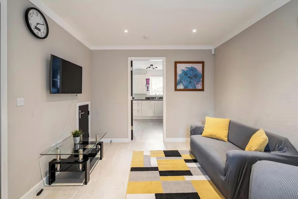 Charming 3 Bed Home in Stepps, Glasgow - Garden & Patio