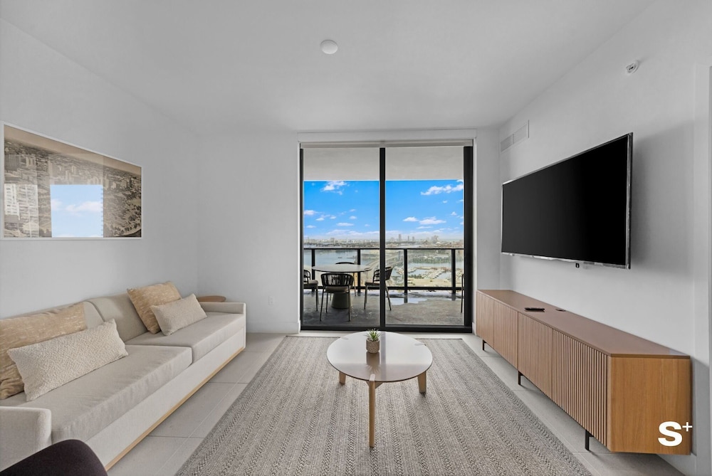 Luxury Downtown 2 BR with Skyline View