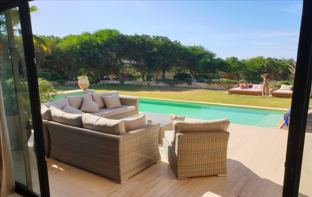 13 Bedroom Villa With Heated Pool, Golf Course, Seaside view 2