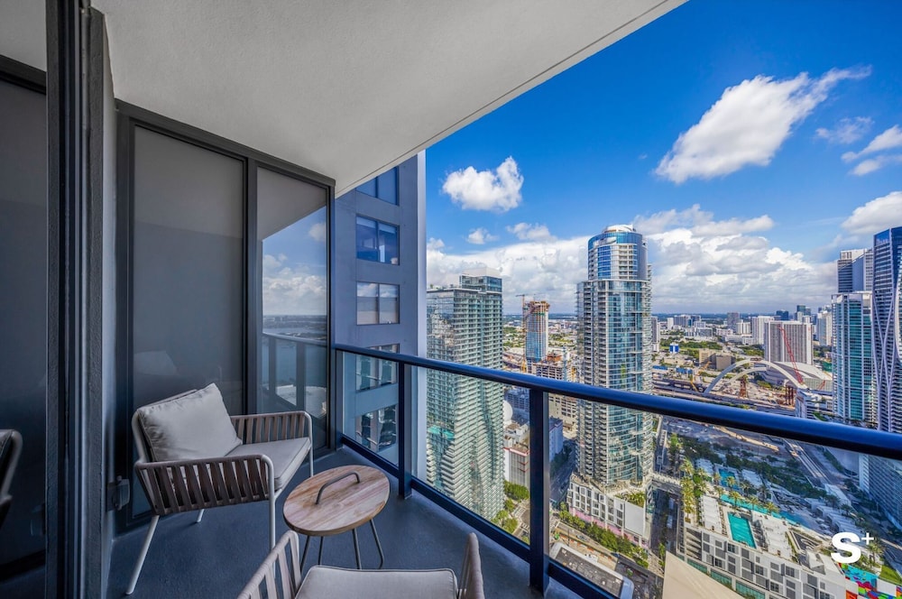 Downtown 1BR Apt with Skyline Views