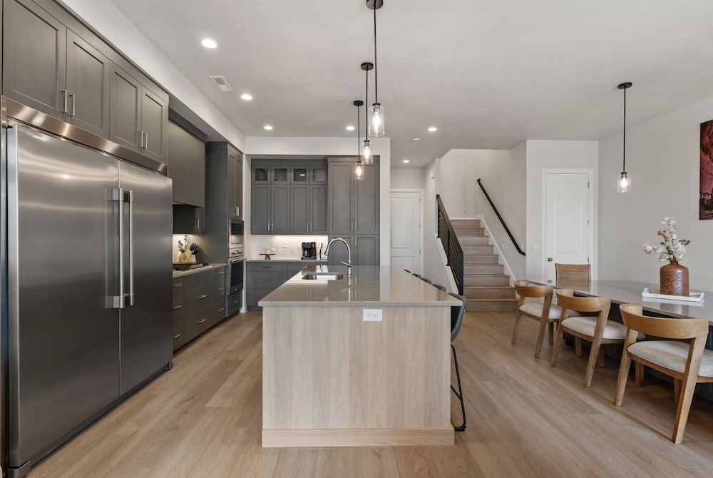 Canyon Country Oasis 6 Bedroom Townhouse