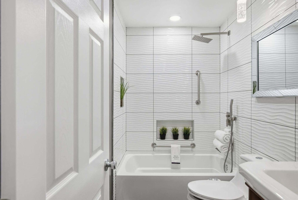 Stylish Hot Tub Retreat With Ping Pong 3 Bedroom Home