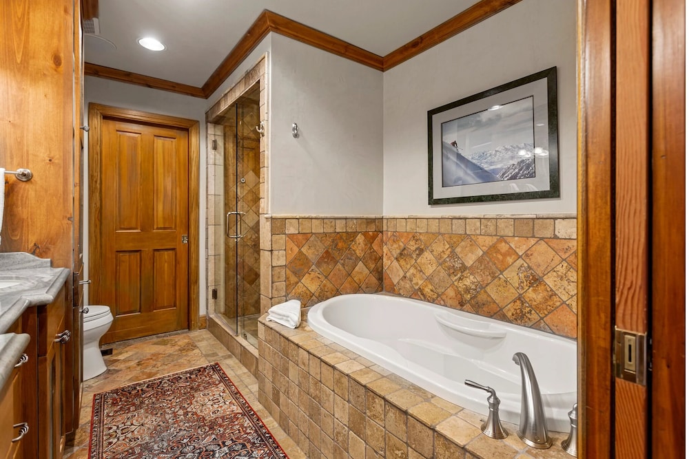 La Maconnerie at Deer Valley Resort - Four Bedroom Condo with Hot Tub #3 4 Condo