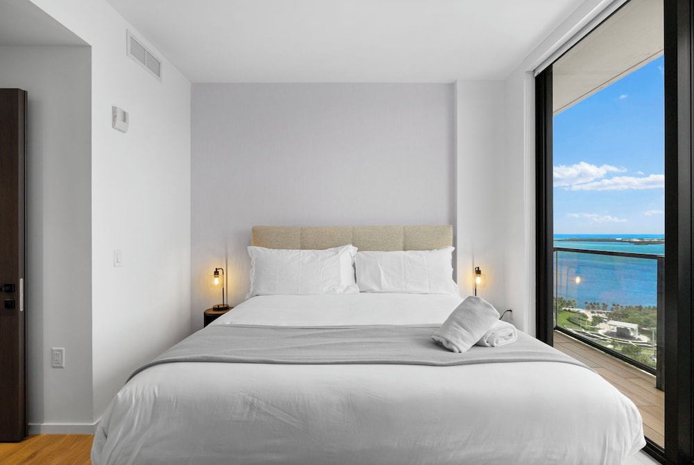 Luxury Spacious Condo at Downtown Miami