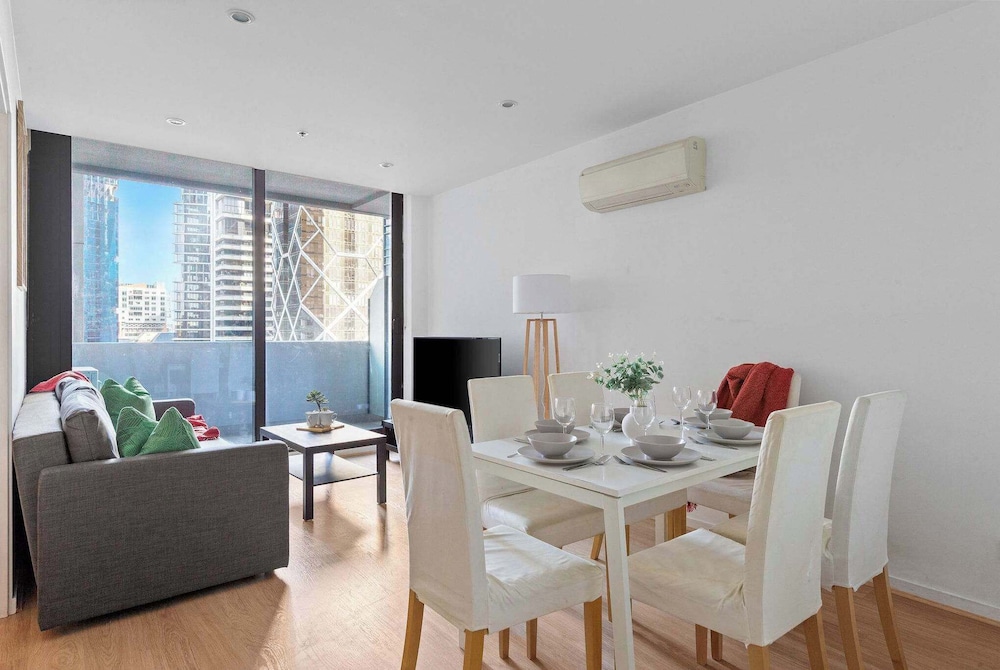 2BR Apt Next to Melbourne Central With City Views