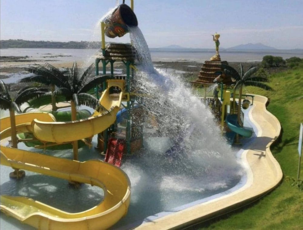 Room in Guest Room - Room in Comfortable Apartment Located on the Beach Very Close to the City