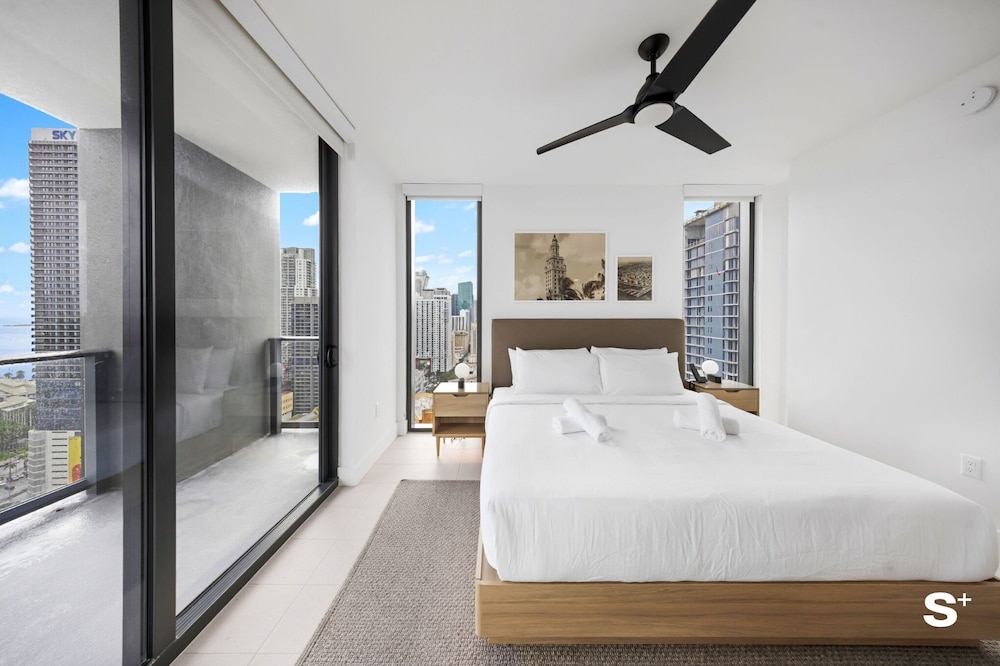 Luxury Downtown 2 BR with Skyline View