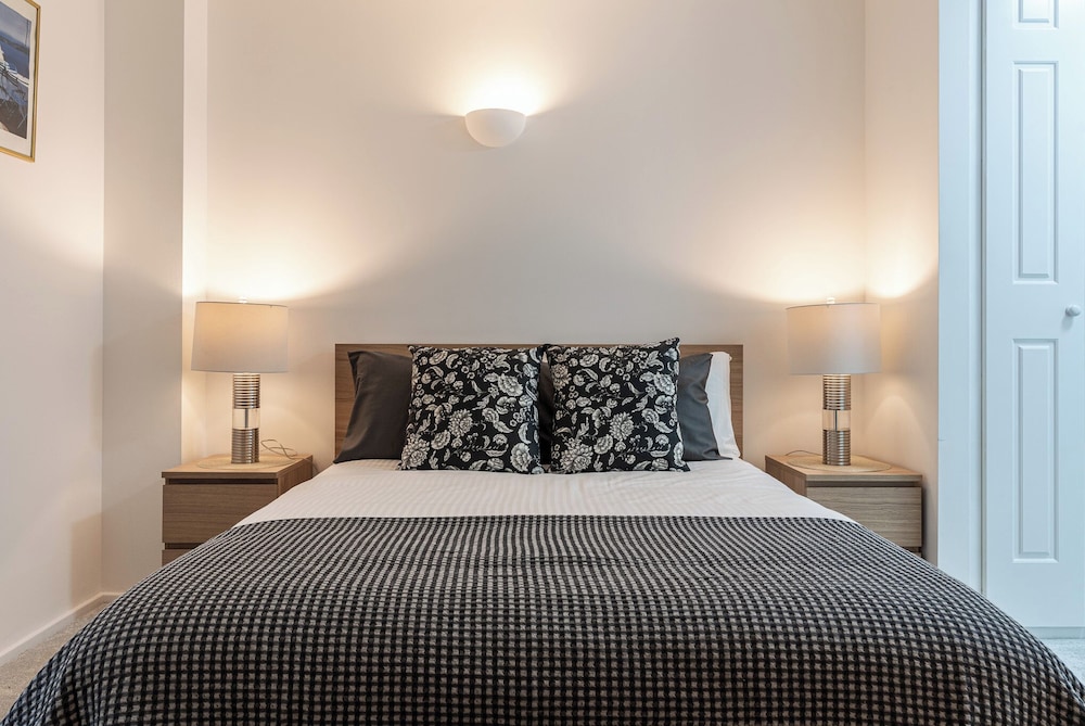Duplex 2BR 2BA Flat Near Gloucester Rd Station