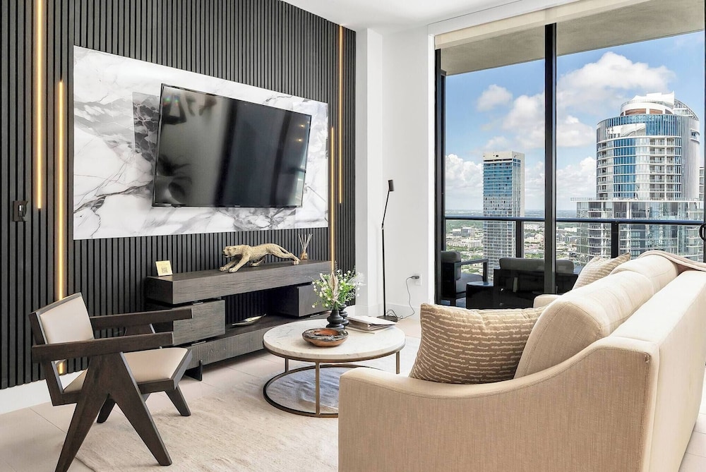 Luxury 1BR Penthouse, Bay & City Views Downtown