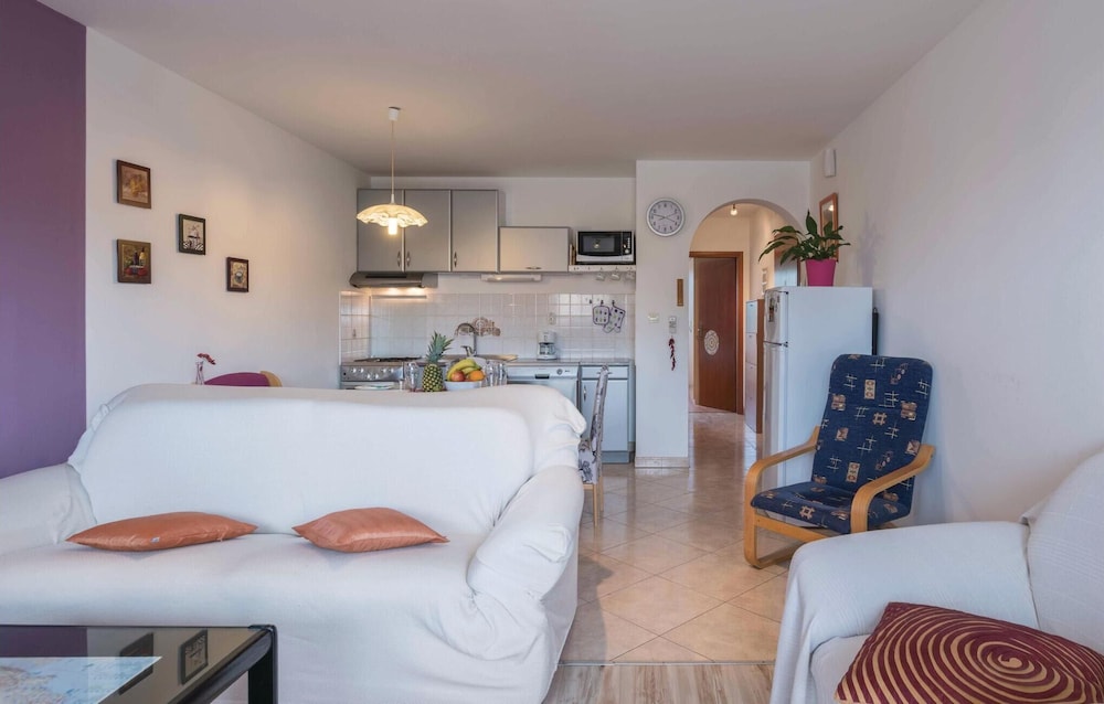 Stunning Home in Liznjan With Wifi and 1 Bedrooms view 4