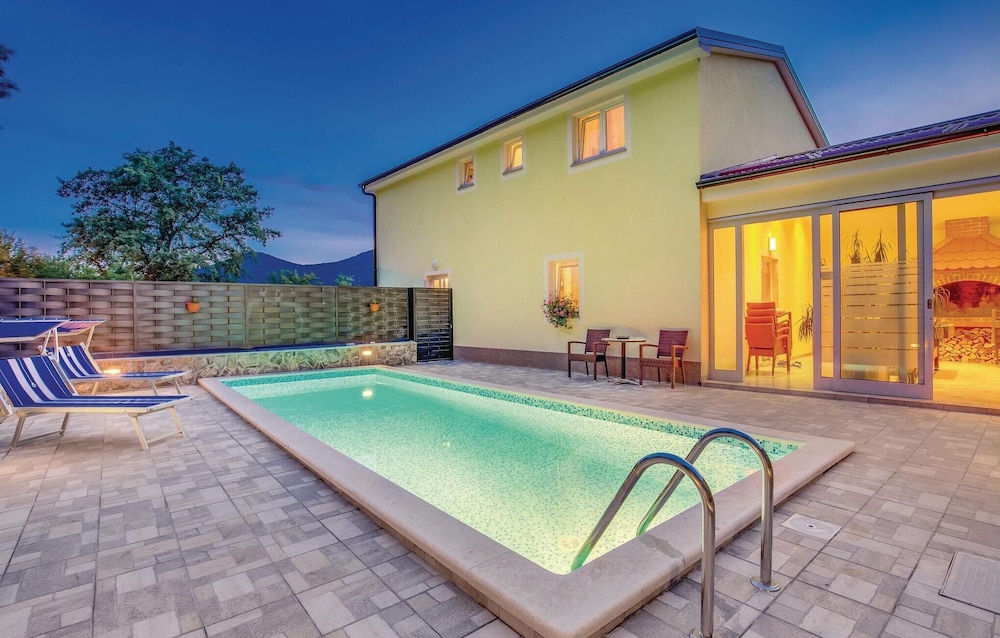 Amazing Home in Jurdani With Wifi and 4 Bedrooms view 4