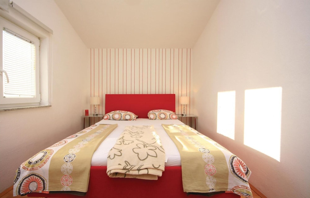 Awesome Home in Drinovci With Wifi and 5 Bedrooms view 4