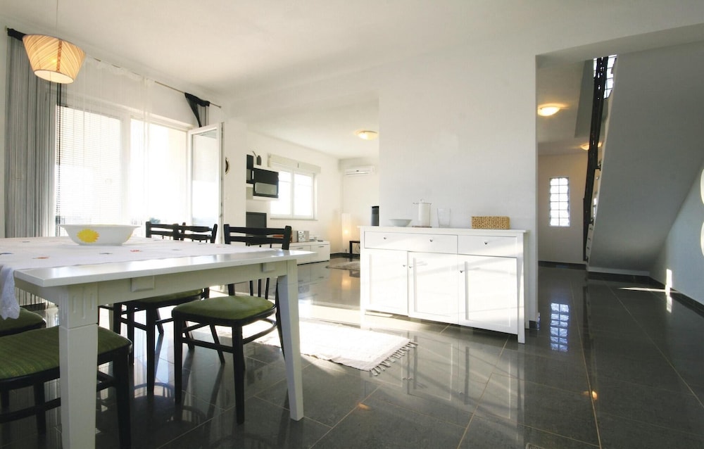 Awesome Home in Drinovci With Wifi and 5 Bedrooms view 3