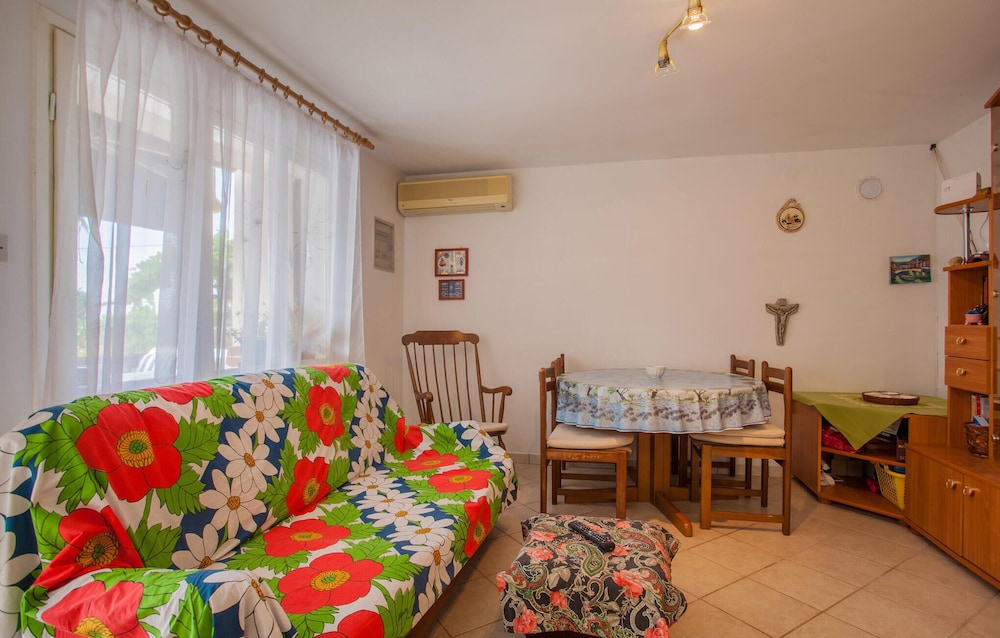 Nice Apartment in Cres With 2 Bedrooms and Wifi view 4