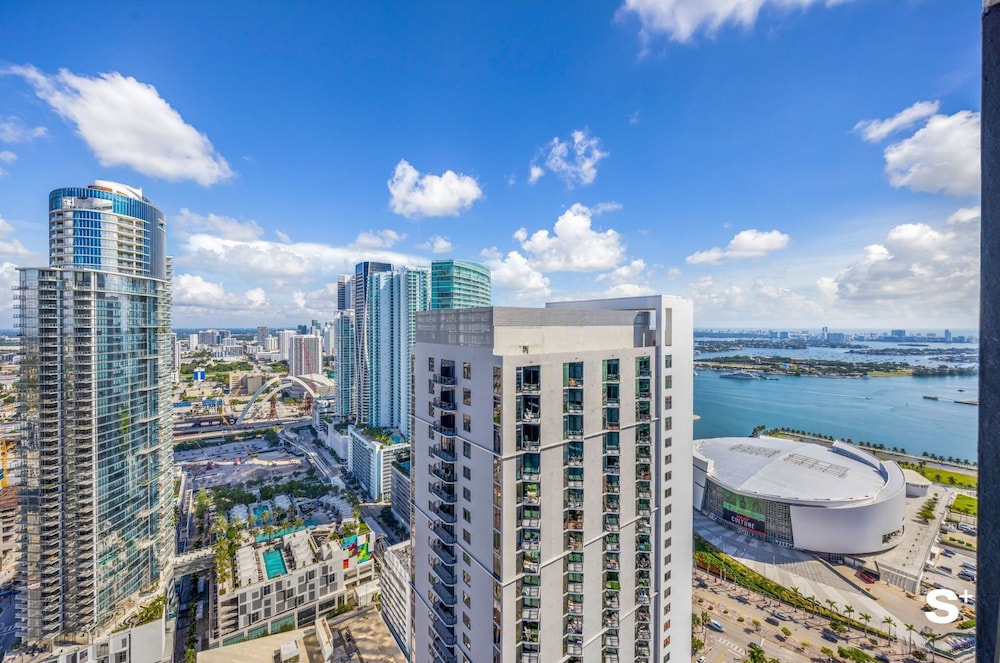 Downtown 1BR Apt with Skyline Views