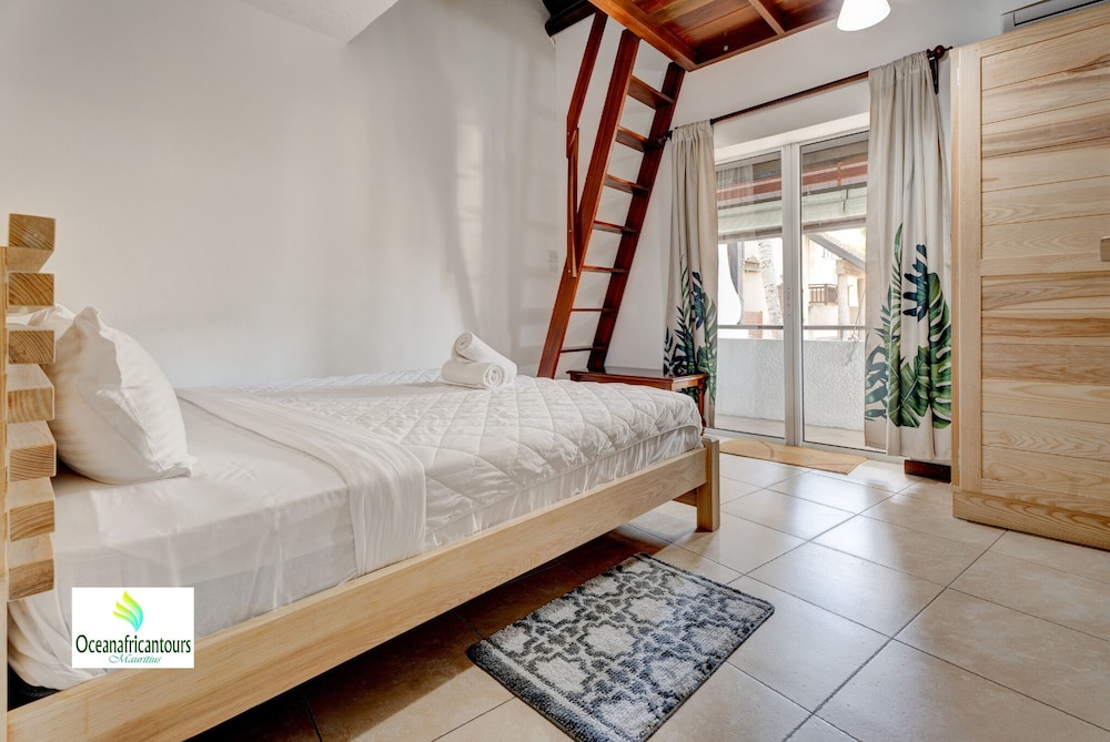 Sunset Boulevard Beachfront Apartment view 2