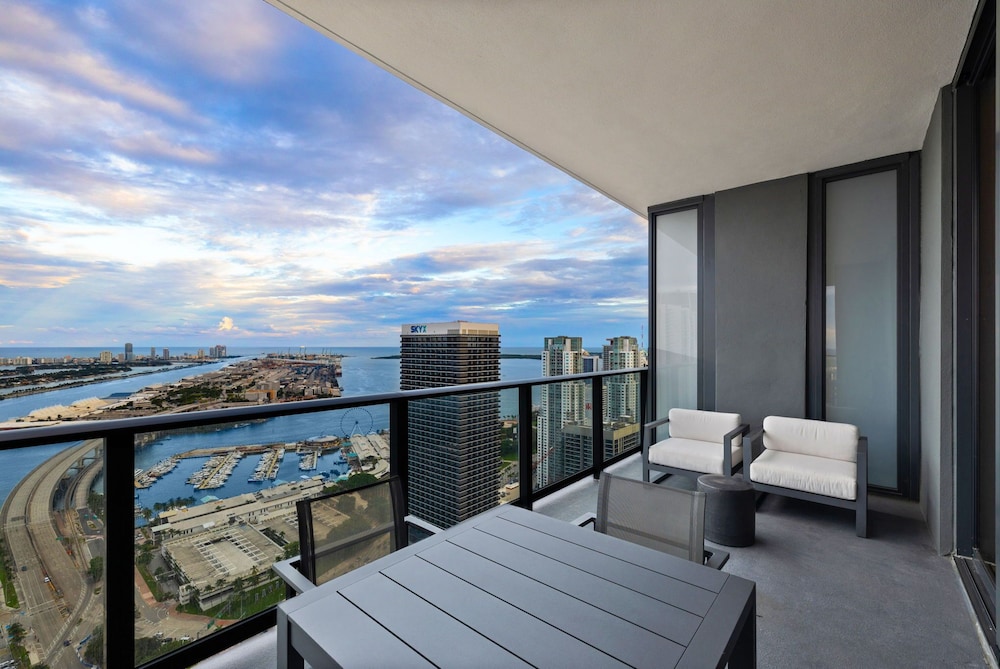Lux Studio W City Views and Pool