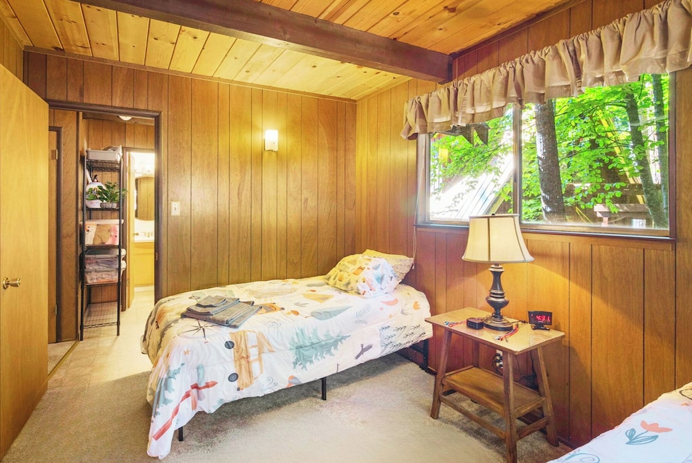 Walk to Fly-in Lake: Blue Lake Springs Cabin!