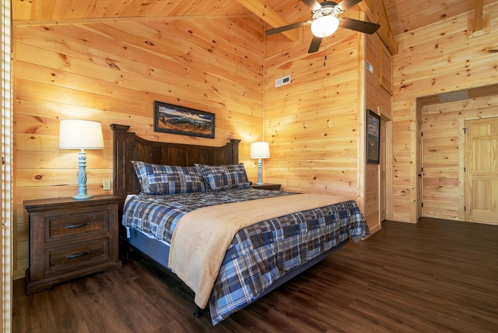 Donwell Manor - 4 Bedrooms, 4 Baths, Sleeps 16 4 Cabin by RedAwning view 2