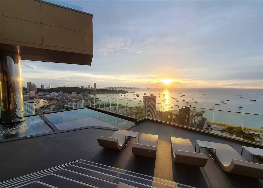 Elegant Room With Roof Top Pool - Best In Pattaya
