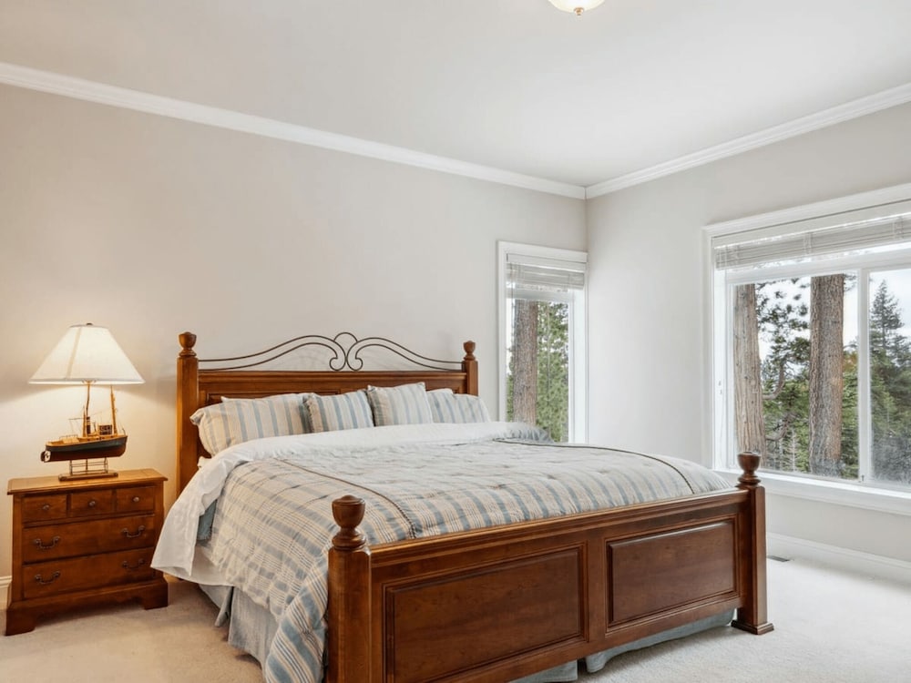 The Royal Canterbury Retreat 4 Bedroom Home by RedAwning - Property Image 35