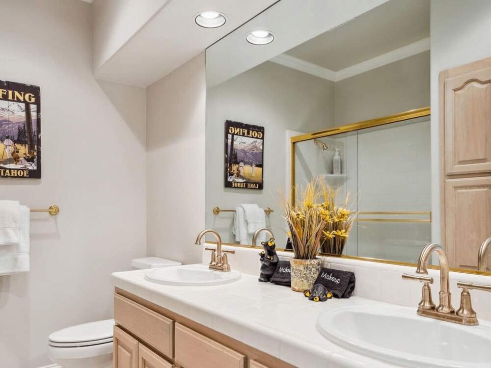 The Royal Canterbury Retreat 4 Bedroom Home by RedAwning - Property Image 26