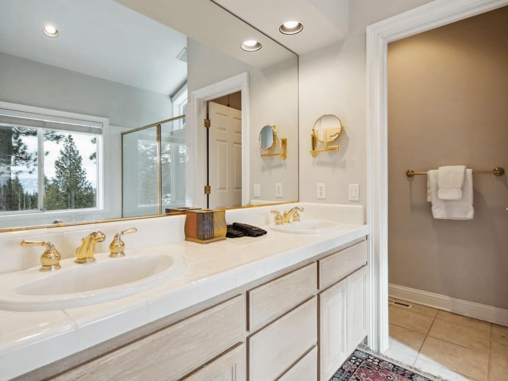 The Royal Canterbury Retreat 4 Bedroom Home by RedAwning - Property Image 24
