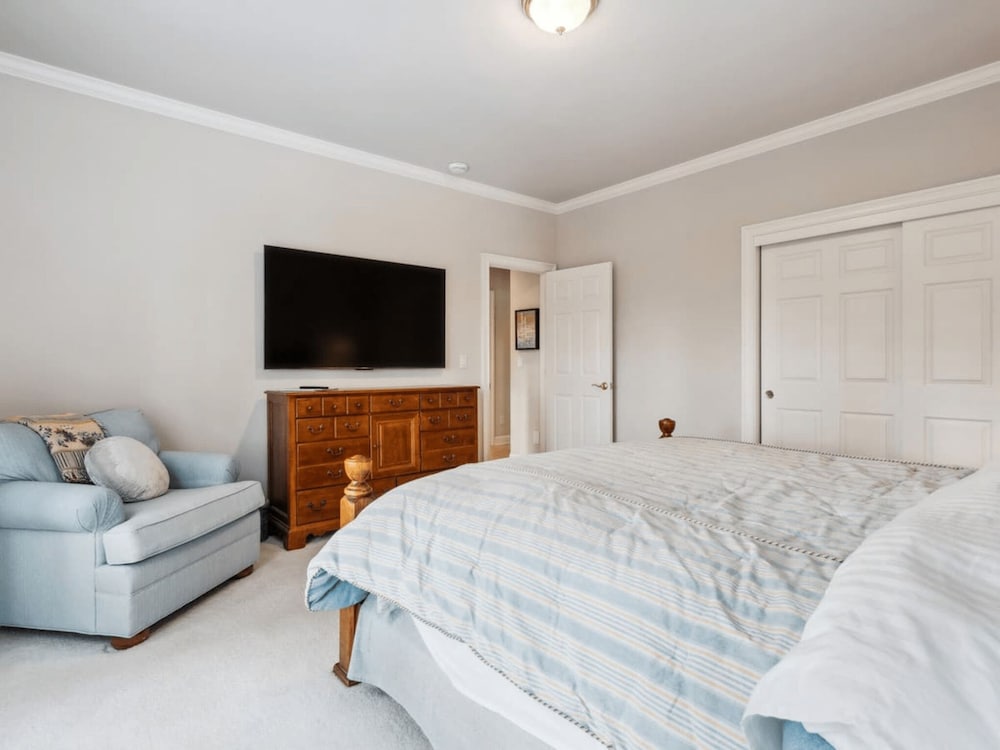 The Royal Canterbury Retreat 4 Bedroom Home by RedAwning - Property Image 36