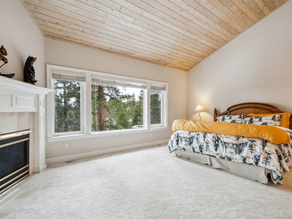 The Royal Canterbury Retreat 4 Bedroom Home by RedAwning - Property Image 17