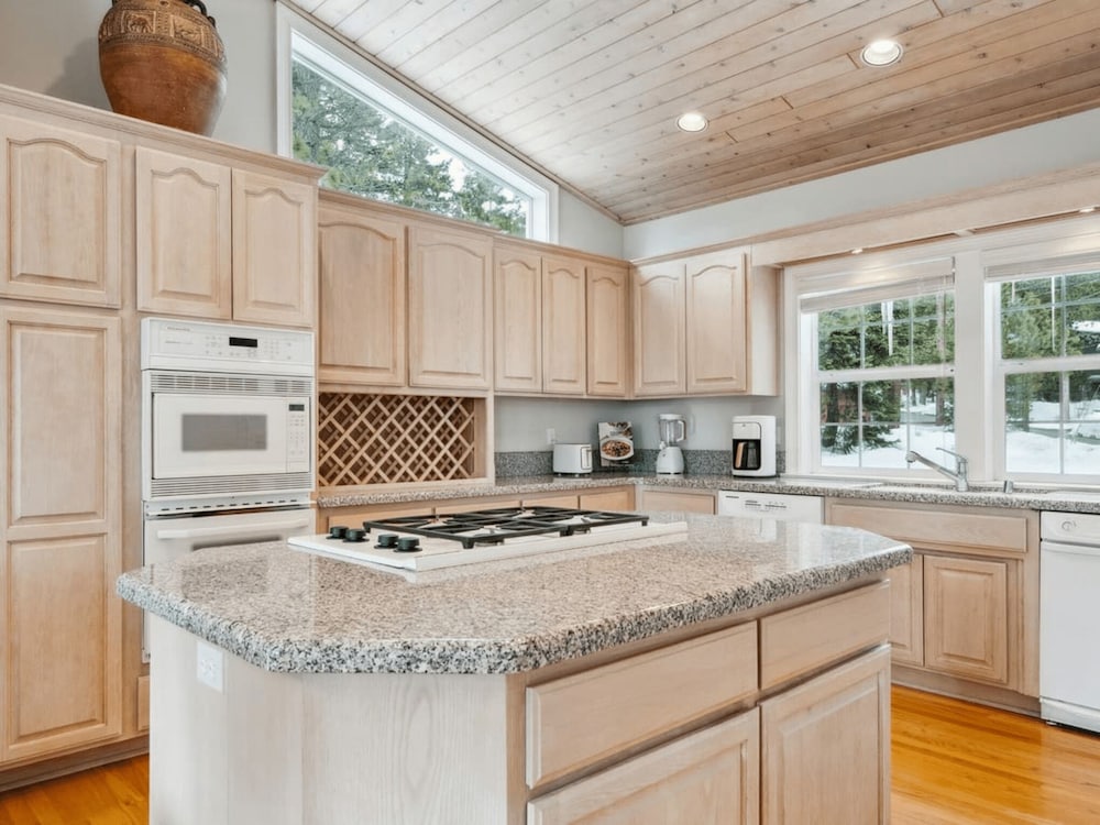The Royal Canterbury Retreat 4 Bedroom Home by RedAwning - Property Image 4