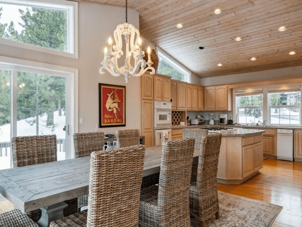 The Royal Canterbury Retreat 4 Bedroom Home by RedAwning - Property Image 14