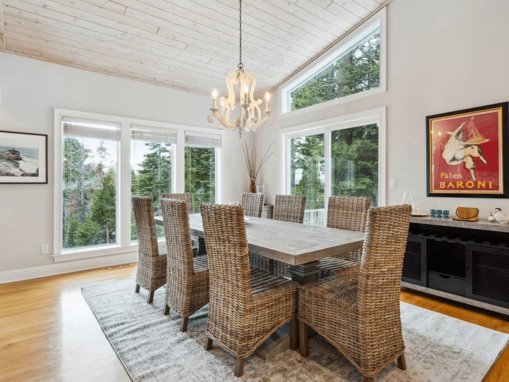 The Royal Canterbury Retreat 4 Bedroom Home by RedAwning - Property Image 9