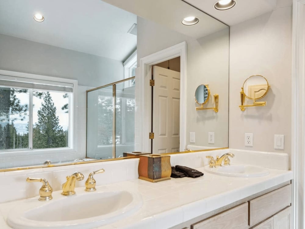 The Royal Canterbury Retreat 4 Bedroom Home by RedAwning - Property Image 54