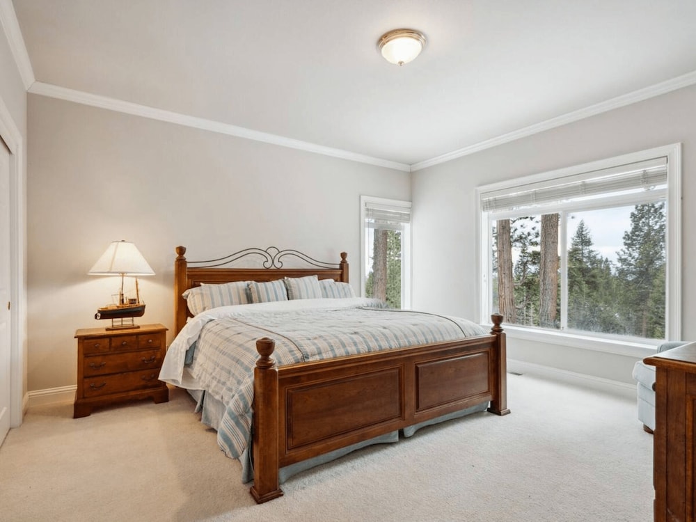 The Royal Canterbury Retreat 4 Bedroom Home by RedAwning - Property Image 34