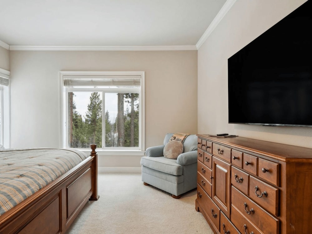 The Royal Canterbury Retreat 4 Bedroom Home by RedAwning - Property Image 37
