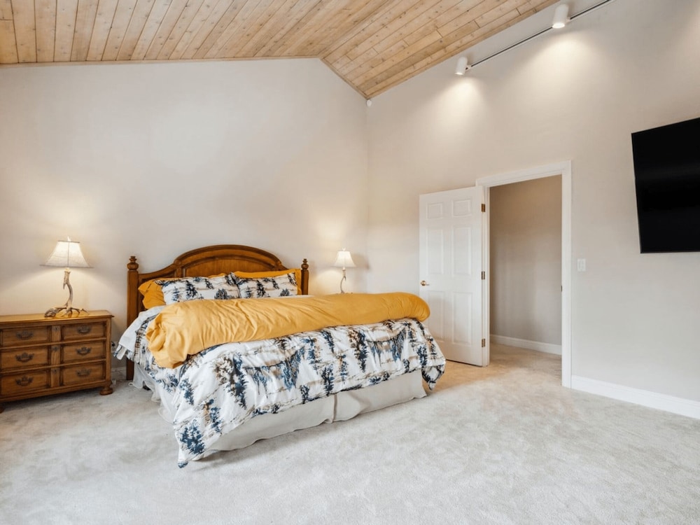 The Royal Canterbury Retreat 4 Bedroom Home by RedAwning - Property Image 40